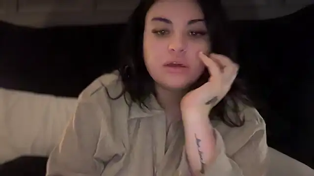 Snapshot of curvybabesx1 chatting on 10.15.25 curvybabesx1 online show from 10.15.25