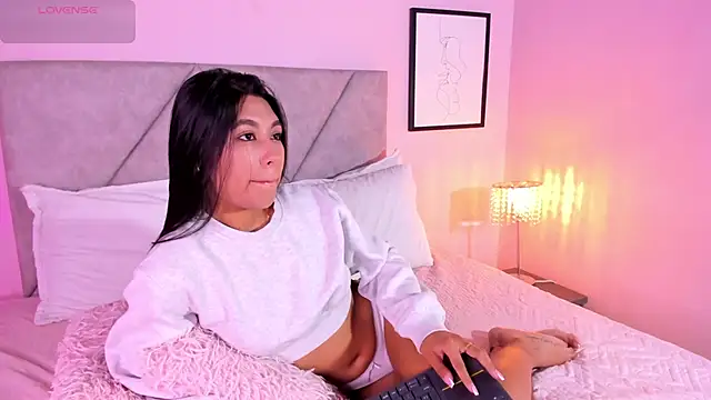 Snapshot of Emilyh_ chatting on 04.11.26 Emilyh online show from 04.11.26