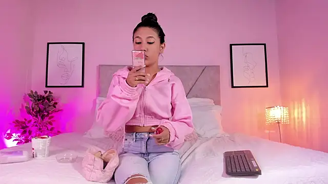 Snapshot of Emilyh_ chatting on 04.16.26 Emilyh online show from 04.16.26