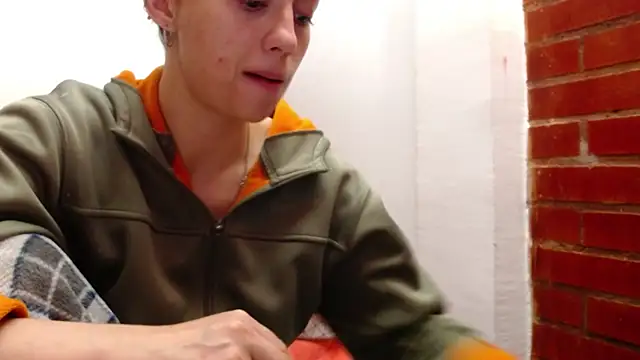 holy juli online show from 04.12.26