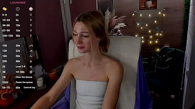 Snapshot of Fox_sky_Fox chatting on 10.15.25 Fox sky Fox online show from 10.15.25