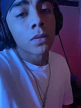 Snapshot of SkinnyHot444 chatting on 12.15.24 SkinnyHot444 online show from 12.15.24