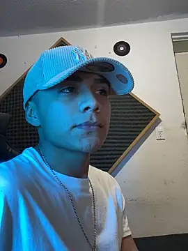 Snapshot of SkinnyHot444 chatting on 02.02.25 SkinnyHot444 online show from 02.02.25