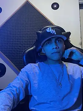 Snapshot of SkinnyHot444 chatting on 02.06.25 SkinnyHot444 online show from 02.06.25