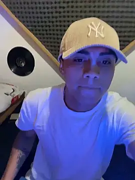 Snapshot of SkinnyHot444 chatting on 02.08.25 SkinnyHot444 online show from 02.08.25