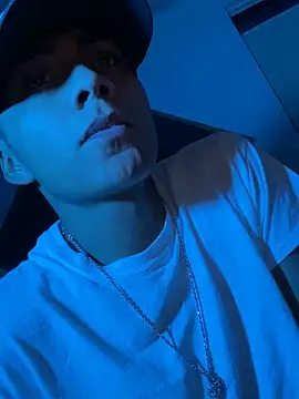 Snapshot of SkinnyHot444 chatting on 03.20.25 SkinnyHot444 online show from 03.20.25