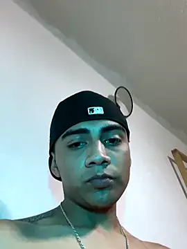 Snapshot of SkinnyHot444 chatting on 09.22.25 SkinnyHot444 online show from 09.22.25