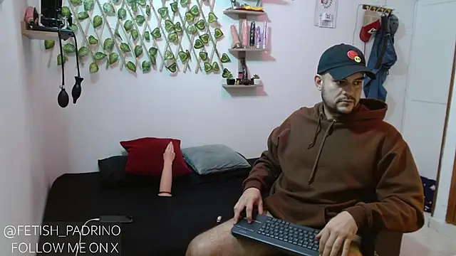 Snapshot of fetish_padrino chatting on 01.22.25 fetish padrino online show from 01.22.25