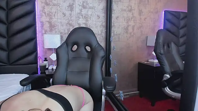 HazelMoret online show from 01.15.25