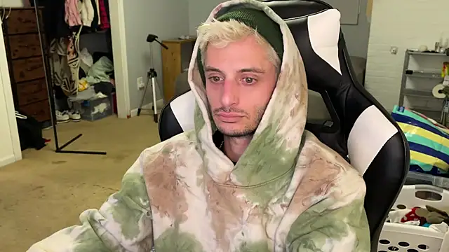 Snapshot of Dylansd chatting on 01.05.25 Dylansd online show from 01.05.25