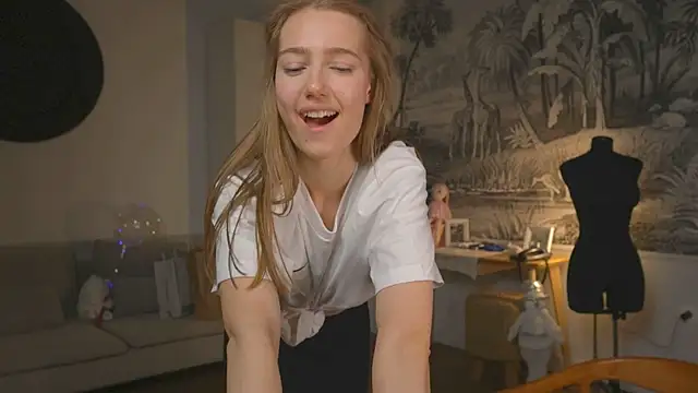 Snapshot of solar_bella chatting on 01.04.25 solar bella online show from 01.04.25