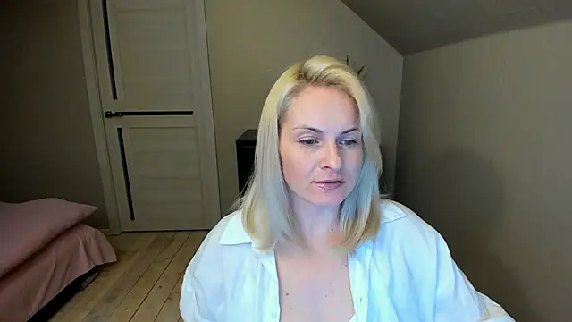 Snapshot of Alicee_Gracee chatting on 03.05.25 Alicee Gracee online show from 03.05.25