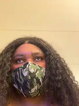 Snapshot of bonbonaumiel chatting on 12.18.24 bonbonaumiel online show from 12.18.24