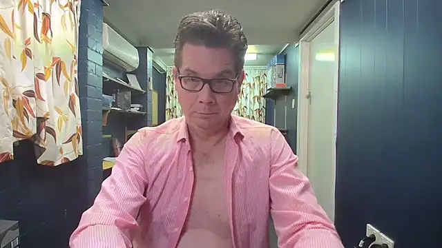 Snapshot of tilobinder chatting on 11.08.25 tilobinder online show from 11.08.25