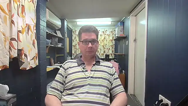 Snapshot of tilobinder chatting on 11.14.25 tilobinder online show from 11.14.25