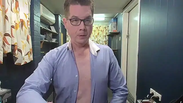 Snapshot of tilobinder chatting on 11.15.25 tilobinder online show from 11.15.25