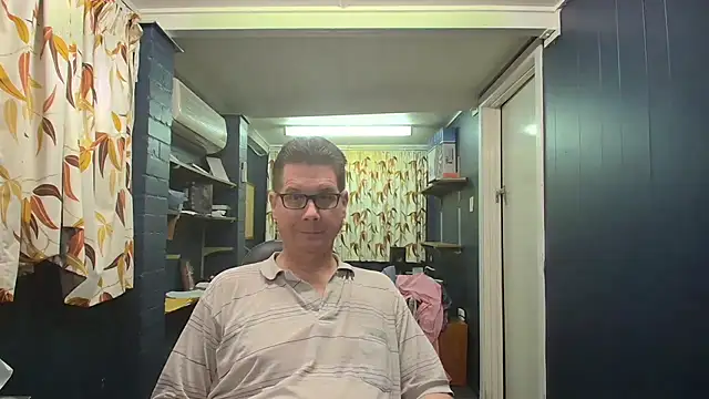 Snapshot of tilobinder chatting on 11.16.25 tilobinder online show from 11.16.25