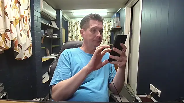 Snapshot of tilobinder chatting on 12.01.25 tilobinder online show from 12.01.25