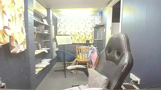 Snapshot of tilobinder chatting on 12.05.25 tilobinder online show from 12.05.25