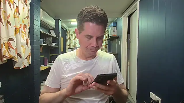 Snapshot of tilobinder chatting on 12.14.25 tilobinder online show from 12.14.25