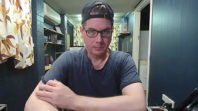 Snapshot of tilobinder chatting on 12.15.25 tilobinder online show from 12.15.25