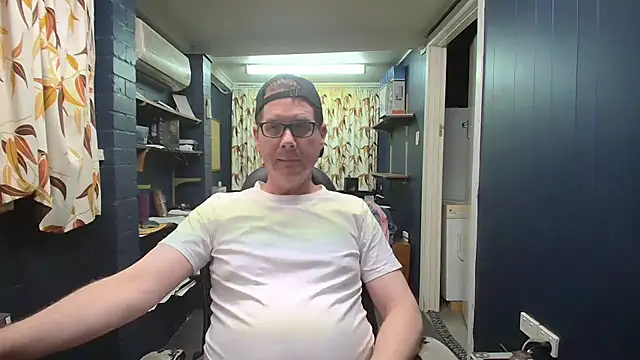 Snapshot of tilobinder chatting on 12.19.25 tilobinder online show from 12.19.25