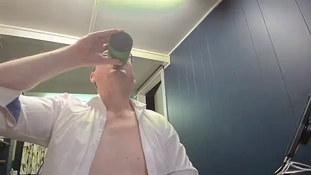 Snapshot of tilobinder chatting on 12.21.25 tilobinder online show from 12.21.25