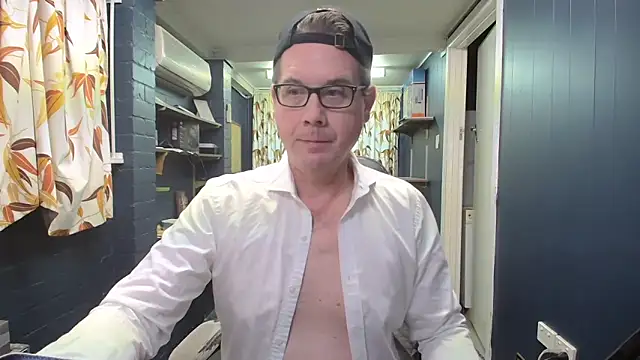 Snapshot of tilobinder chatting on 01.09.26 tilobinder online show from 01.09.26