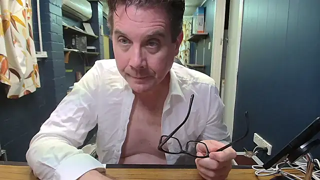 Snapshot of tilobinder chatting on 01.18.26 tilobinder online show from 01.18.26