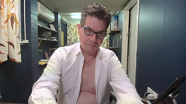 Snapshot of tilobinder chatting on 02.21.26 tilobinder online show from 02.21.26