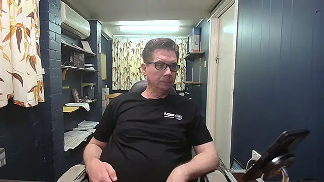 Snapshot of tilobinder chatting on 02.24.26 tilobinder online show from 02.24.26