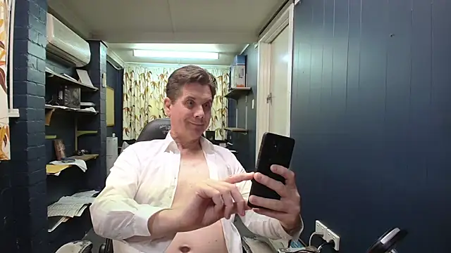 Snapshot of tilobinder chatting on 03.14.26 tilobinder online show from 03.14.26