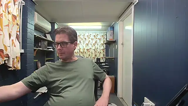 Snapshot of tilobinder chatting on 03.15.26 tilobinder online show from 03.15.26