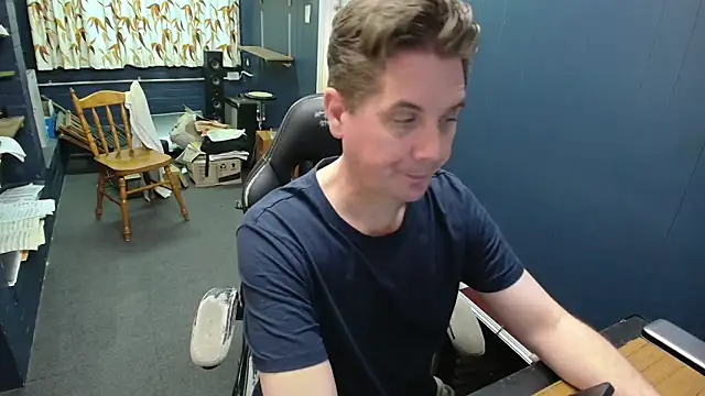 Snapshot of tilobinder chatting on 03.21.26 tilobinder online show from 03.21.26