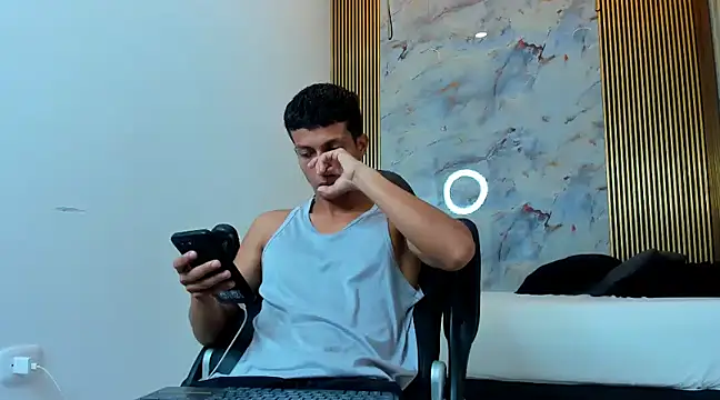 Snapshot of wolf_james123 chatting on 12.18.24 wolf james123 online show from 12.18.24