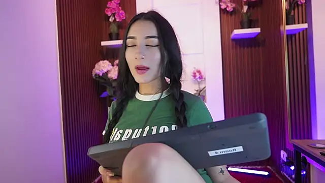 Snapshot of CattleyaScaly chatting on 10.29.25 CattleyaScaly online show from 10.29.25