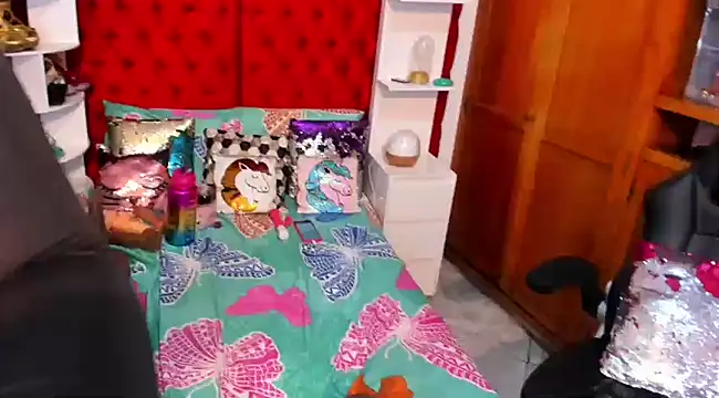 Snapshot of larafoxter chatting on 12.13.24 larafoxter online show from 12.13.24