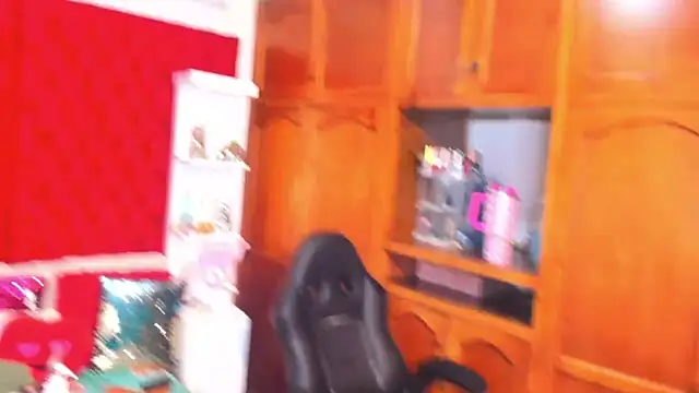 Snapshot of larafoxter chatting on 03.08.25 larafoxter online show from 03.08.25