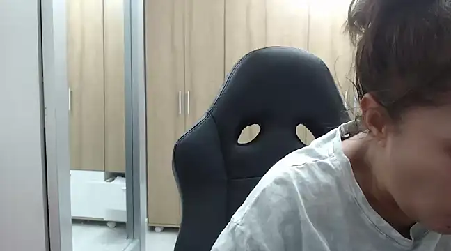 Snapshot of RoxanaLove9 chatting on 02.06.25 RoxanaLove9 online show from 02.06.25