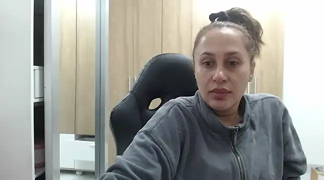 Snapshot of RoxanaLove9 chatting on 02.09.25 RoxanaLove9 online show from 02.09.25