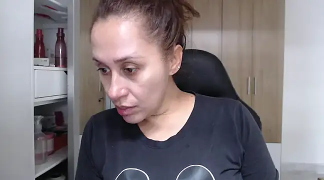 Snapshot of RoxanaLove9 chatting on 02.11.25 RoxanaLove9 online show from 02.11.25