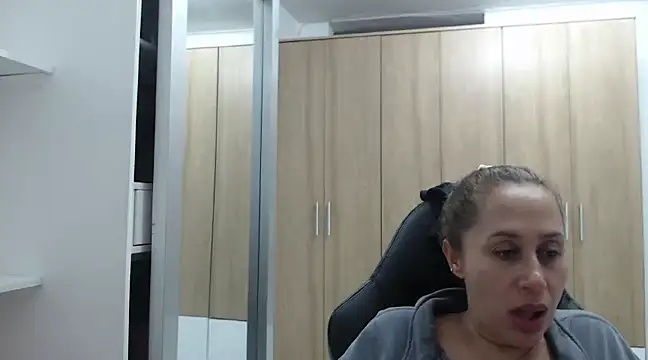 Snapshot of RoxanaLove9 chatting on 02.13.25 RoxanaLove9 online show from 02.13.25