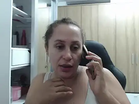 Snapshot of RoxanaLove9 chatting on 02.14.25 RoxanaLove9 online show from 02.14.25