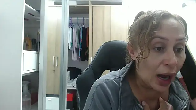 Snapshot of RoxanaLove9 chatting on 03.08.25 RoxanaLove9 online show from 03.08.25