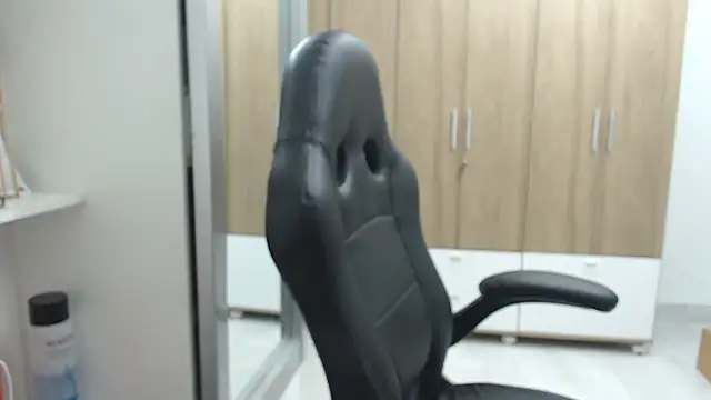 Snapshot of RoxanaLove9 chatting on 03.22.25 RoxanaLove9 online show from 03.22.25