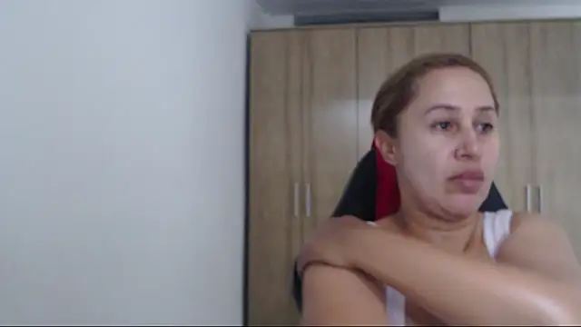 Snapshot of RoxanaLove9 chatting on 09.21.25 RoxanaLove9 online show from 09.21.25