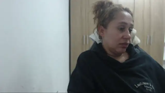 Snapshot of RoxanaLove9 chatting on 09.29.25 RoxanaLove9 online show from 09.29.25