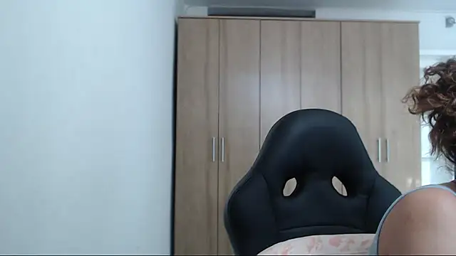 Snapshot of RoxanaLove9 chatting on 11.01.25 RoxanaLove9 online show from 11.01.25