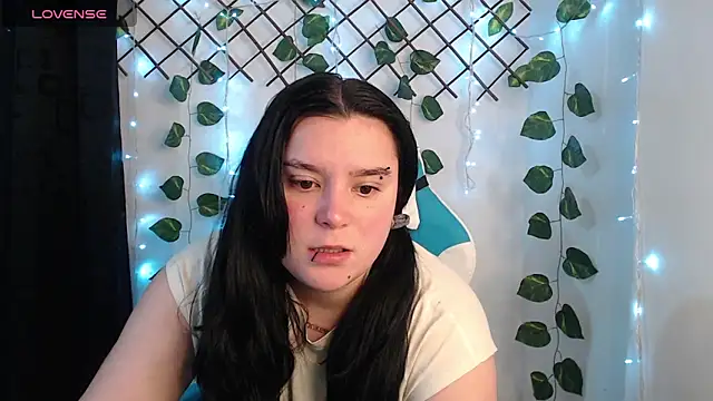 Snapshot of Nika_1_ chatting on 04.19.26 Nika 1 online show from 04.19.26