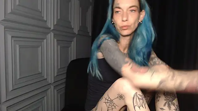Snapshot of RavenryderUK chatting on 04.30.26 RavenryderUK online show from 04.30.26